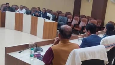 हज़ारीबाग: समाहरणालय सभागार में प्री एवं पोस्ट मैट्रिक छात्रवृत्ति से संबंधित ज़िला स्तरीय अनुमोदन एवं अनुश्रवण समिति की बैठक