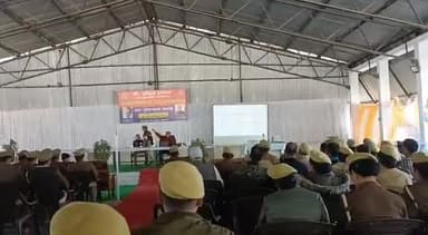 प्रतापगढ़ के पुलिस लाइन में साइबर क्राइम से बचाव के प्रशिक्षण कार्यक्रम में पुलिस अधीक्षक सतपाल अंतिल तथा अन्य लोगों ने