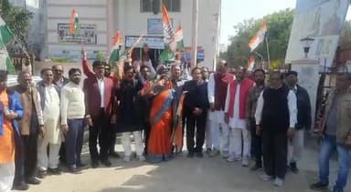 प्रतापगढ़ मे कांग्रेस पार्टी द्वारा पार्टी कार्यालय से एलआईसी ऑफिस के सामने जोरदार प्रदर्शन किया गया जिसमें अदानी के खिल