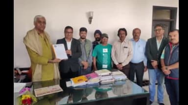 अंबिकापुर: सड़क सत्याग्रह की टीम ने स्वास्थ्य मंत्री टीएस सिंह देव को ज्ञापन सौंपकर सड़क के लिए मांगे रुपए, मांगा समर्थन