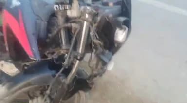 नानपारा: पडरीतारा के पास खड़ी बस से टकराई अनियंत्रित मोटरसाइकिल, 2 लोग गंभीर रूप से हुए घायल