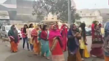 गौनहा: नरकटियागंज के सत्यनारायण भगवान के मंदिर में यज्ञ को लेकर निकाली गई भव्य कलश यात्रा ।