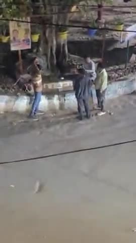 कानपुर: थाना बजरिया क्षेत्र के अंतर्गत नगर चौराहे पर देर रात नशे बाजो ने जमकर काटा उत्पाद
वीडियो हुआ वायरल