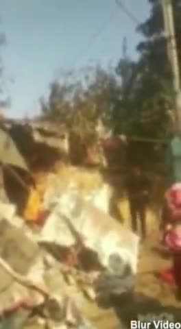 नरवल: हनुमंत विहार क्षेत्र के अंतर्गत एक दबंग ने जबरन एक गरीब महिला का घर तोड़ा
घर में घुसकर किया अभद्र व्यवहार