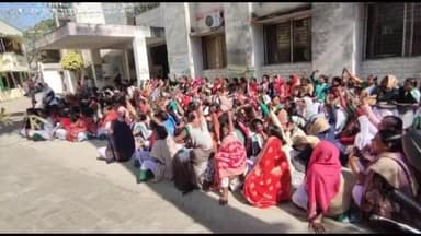 हज़ारीबाग: हजारीबाग के सदर अस्पताल परिसर में जिला सहिया संघ की अनिश्चितकालीन हड़ताल जारी