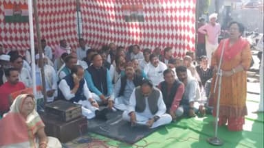 दमोह: किरलाई नाका पर मांगों को लेकर विधायक अजय टंडन समेत अन्य नेताओं की मौजूदगी में किया गया धरना प्रदर्शन