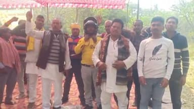 मऊ: कलेक्ट्रेट में गोंड समाज का जाति प्रमाण पत्र जारी नहीं होने को लेकर दूसरे दिन भी धरना रहा जारी