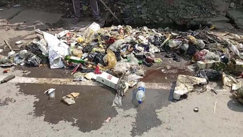 #mahbhir  chok pe Nala saaf ke same daru ka botal supaul