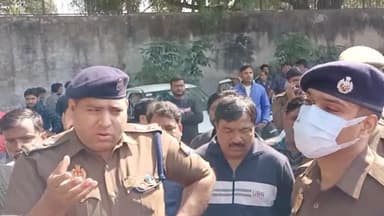 कानपुर: बिल्हौर क्षेत्र के अंतर्गत गेस्टहाउस के अंदर एक युवक की हुई हत्या के मामले मैं पोस्टमार्टम हाउस में भारी पुलिस बल तैनात