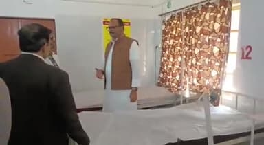 चुनार: उप मुख्यमंत्री ब्रजेश पाठक ने मड़ीहान स्वास्थ्य केंद्र का किया निरीक्षण, अधिकारियों को दिए सख्त निर्देश