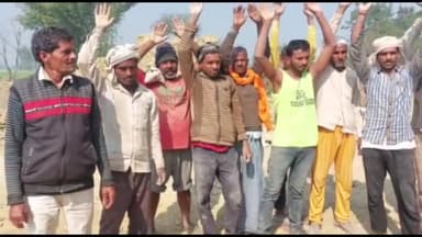 बलरामपुर: गनवरिया गांव में आज तक बिजली ना पहुंचने से नाराज ग्रामीणों ने किया प्रदर्शन