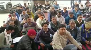 बहादुरगढ़: 19 सूत्री मांगों को लेकर बहादुरगढ़ में बिजली निगम कार्यालय के बाहर बिजली कर्मचारियों ने की हड़ताल