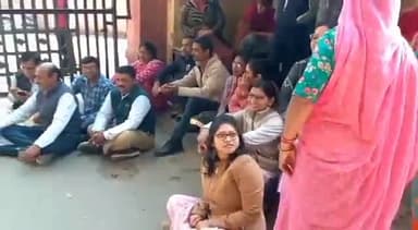 जोधपुर: रातानाडा स्थित पुराना बिजली घर के कर्मचारियों ने वेतन भुगतान को लेकर किया  धरना प्रदर्शन