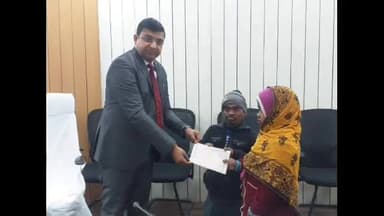 बेतिया: समाहरणालय के सभागार में जिलाधिकारी कुंदन कुमार ने दिव्यांग पति पत्नी को एक एक लाख रुपए की अनुदान राशि दी।