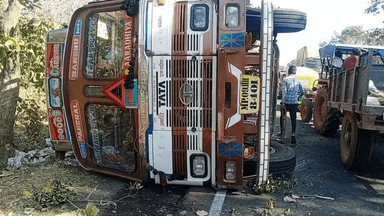 बड़वाह: #बड़वाह से 5 किलोमीटर दूर पहले 12:00 बजे करीब मे ट्रक पलटी खा गया पुलिस मौके पर प्लास्टिक दाने से भरा हुआ था जनहानि नही@