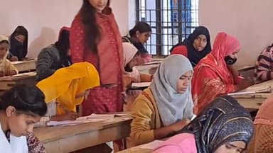 अररिया: डीएम इनायत खान ने शहर के विभिन्न इंटर परीक्षा केंद्रों का किया निरीक्षण, दिए आवश्यक दिशा निर्देश