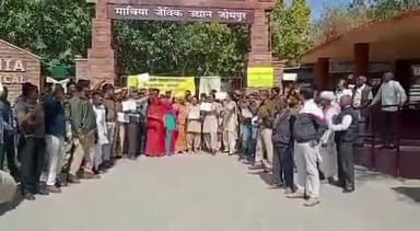 जोधपुर: कायलाना स्थित माचिया पार्क के बाहर वन कर्मियों का 15 सूत्री मांगों को लेकर धरना आज तीसरे दिन भी रहा जारी