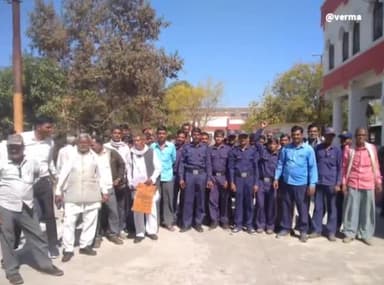 इछावर: पांच सूत्रीय मांगों को लेकर कोटवारों ने कलेक्ट्रेट में सीएम के नाम डिप्टी कलेक्टर सतीश राय को सौंपा ज्ञापन