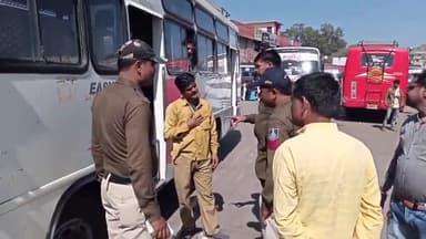 शाजापुर: यातायात पुलिस ने शाजापुर बस स्टैंड पर चेक किए बसों के जरूरी दस्तावेज, बेतरतीब खड़े वाहनों को कराया व्यवस्थित