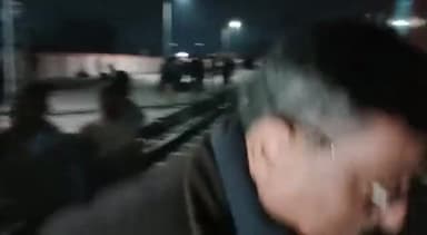 मुशहरी: राम दयालु स्टेशन के पास अवध असम एक्सप्रेस की एसी बोगी के चक्के में निकली आग, यात्री कूदकर भागे