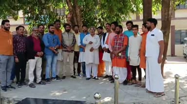 नरसिंहपुर: कलेक्ट्रेट पहुँचकर ब्राह्मणों ने सौपा नायाब तहसीलदार को राष्ट्रपति और राज्यपाल के नाम ज्ञापन