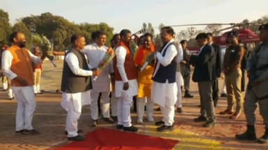 भदोही: बुधवार को ज्ञानपुर हेलीपैड पहुंचने पर उपमुख्यमंत्री केशव प्रसाद मौर्य का जिपं अध्यक्ष ने किया स्वागत