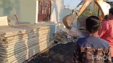 लाडपुरा: कुन्हाड़ी इलाके में बालिता रोड पर UIT की टीम ने हटाया अतिक्रमण, पुलिस बल रहा तैनात