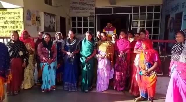एक तरफ भाजपा विकास यात्रा निकाल रहीं हैं और दूसरी तरफ गांववासीयों को पानी नहीं मिल पा रहा ये कैसी विकास यात्रा है ये तो #विनाश_यात्रा है