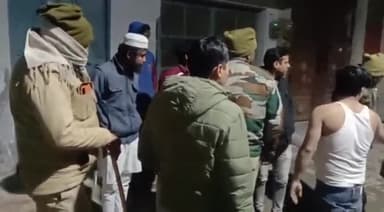 मेरठ: चमन कॉलोनी में एक युवक को चोर समझकर मोहल्ले के लोगों ने पीटा, मौके पर पहुंची पुलिस ने दोनों पक्षों को कराया शांत