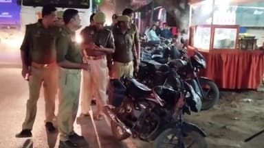 रॉबर्ट्सगंज: एएसपी मुख्यालय द्वारा रॉबर्ट्सगंज क्षेत्र में पुलिस बल के साथ कानून एवं शांति व्यवस्था बनाए रखने हेतु किया गया पैदल गश्त