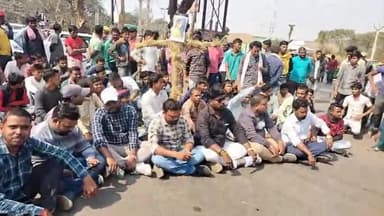 छात्रनेता मार्क बास्की के नेतृत्व में नगरपालिका अध्यक्ष सम्पा साहा का फूंका गया पुतला।#saferinternetday @iprd_goj