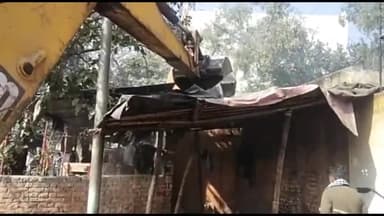 मुरादाबाद: रोडवेज बस स्टैंड के पास अवैध रूप से बनी दुकानों पर नगर निगम ने चलाया बुलडोजर