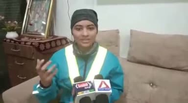 ग्वालियर गिर्द: जम्मू के सीआरपीएफ कैंप से अपनी साइकिल यात्रा शुरू कर ग्वालियर पहुंची मुस्कान, मीडिया से की बातचीत