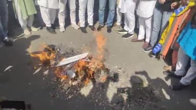 करनाल: सेक्टर-12 स्थित लघु सचिवालय के गेट पर AAP कार्यकर्ताओं ने अडानी व मोदी सरकार का फूंका पुतला, लगाए गए गंभीर आरोप