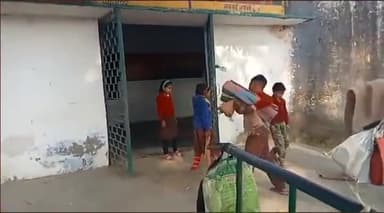 जनपद #सीतापुर के #प्राथमिक विद्यालय कोरैय्या #सरावां विकासखंड #परसेंडी जिसमें #बच्चों द्वारा #झाड़ू लगाया जा रहा है,