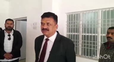 बहराइच: कलेक्ट्रेट परिसर में बने सूचना अधिकारी कार्यालय का जिला अधिकारी ने किया औचक निरीक्षण