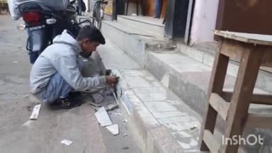 लखीमपुर: संकटा देवी रोड से लेकर मेन चौराहे तक दुकानदार स्वयं अवैध अतिक्रमण हटाते हुए आए नजर