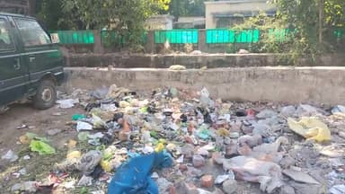 नगर निगम प्रशासन की बड़ी लापरवाही जौन 7 वार्ड क्रमांक 34 में गंदगी से हुआ बुरा हाल लोगों का