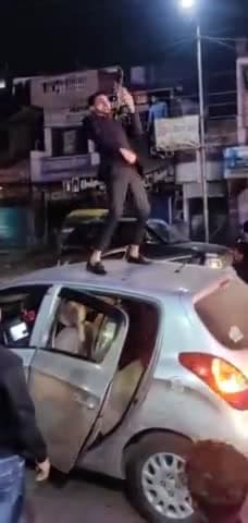 मेरठ: थाना फलावदा क्षेत्र के लावण मार्ग पर कुछ युवकों ने बीच सड़क में गाड़ी की छत पर चढ़कर किया डांस, वीडियो हुआ वायरल
