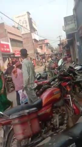 #sbi ATM branch golbazar me parking na rehne ke wajah se log road pe bhagwan bharose laga ke jate hai.#parking gomti sbi