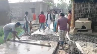 कोचाधामन: बैरबन्ना वार्ड संख्या 6 में निर्माणाधीन पीसीसी सड़क निर्माण कार्य का जिला परिषद सदस्य नासिक नादिर ने किया निरीक्षण