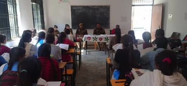 बलरामपुर: मिशन शक्ति के तहत बलरामपुर नगर में महिला पुलिस टीम द्वारा छात्राओं एवं बेटियों को किया गया जागरूक