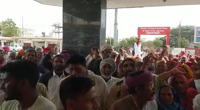 मनरेगा मजदूरों ने अपनी विभिन्न मांगों को लेकर #कॉमरेड_रघुवीर_सिंह वर्मा के नेतृत्व जिला परिषद कार्यालय पर प्रदर्शन किया