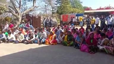 कांके: होचर रिंग रोड में बीजेपी कार्यकर्ता पर जानलेवा हमला करने वाले की गिरफ्तारी को लेकर ग्रामीणों ने कांके थाने का किया घेराव