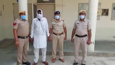 रोहतक: रोहतक भिवानी रोड पर पुलिस ने अवैध शराब के साथ एक युवक को किया गिरफ्तार, मामला दर्ज