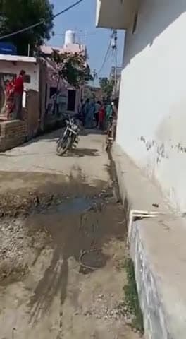 ग्राम प्रधान का दबंगई का वीडियो वायरल 
ग्राम पंचायत Midhawali..के मजरा हेली का मामला