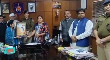 जोधपुर: सुरसागर के कांग्रेस नेता डॉ. योगेश देशवा ने पुलिस के आला पदाधिकारियों को महात्मा गांधी रत्न अलंकरण देकर किया सम्मानित