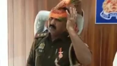 मथुरा: गोविंद नगर पुलिस द्वारा सराहनीय कार्य करने पर श्री कृष्ण बलराम सेना के कार्यकर्ताओं ने थाना प्रभारी का किया सम्मान