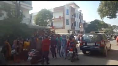 कानपुर: बर्रा के दामोदर नगर में एक एग्जाम सेंटर के बाहर पेपर लीक होने की सूचना पर छात्रों ने किया हंगामा