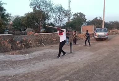 #बचपन_की_यादें❤️
ग्राम रांका में नन्हे बच्चों के साथ गली क्रिकेट 🏏